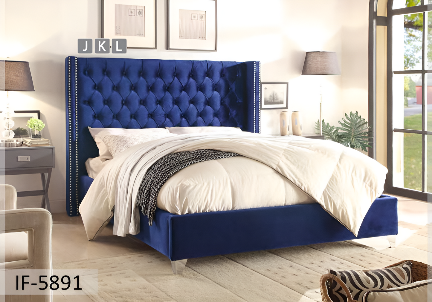 Lit en velours avec capitonnage profond et bordure cloutée – IF-5892