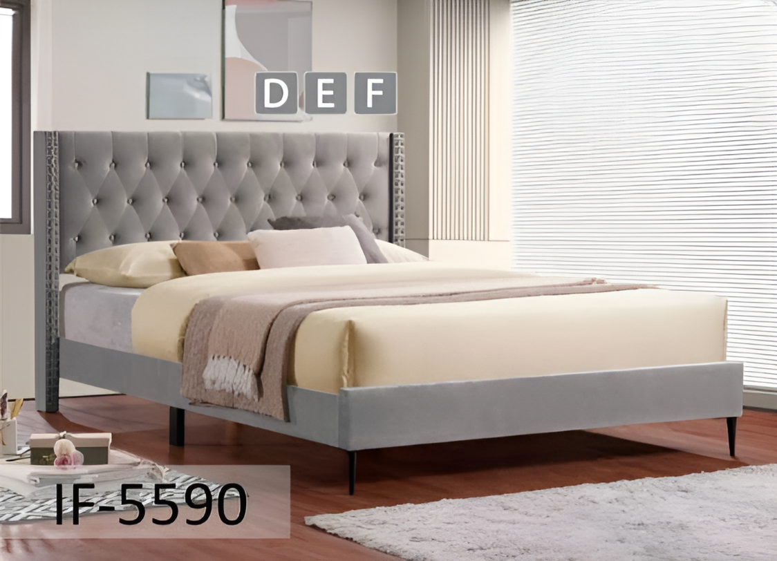 Lit en velours avec capitonnage à boutons à motif losanges, tête de lit à oreilles et garniture cloutée chromée – IF-5592