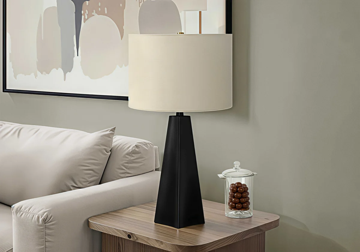 NERO APEX™ – MODERN TRIANGULAR TABLE LAMP – I 9726 - Image 2
