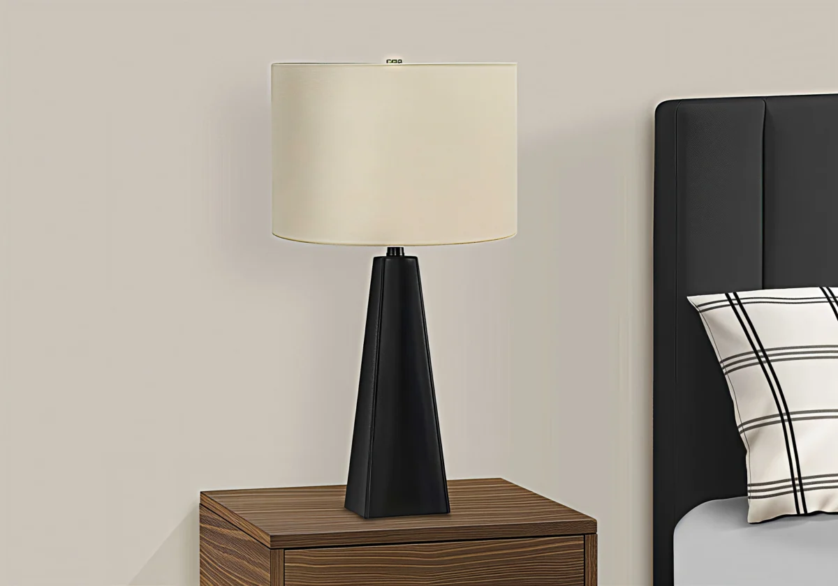 NERO APEX™ – MODERN TRIANGULAR TABLE LAMP – I 9726 - Image 3