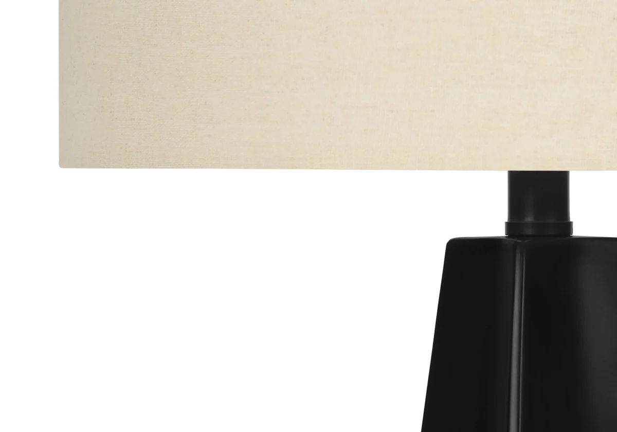 NERO APEX™ – MODERN TRIANGULAR TABLE LAMP – I 9726 - Image 4
